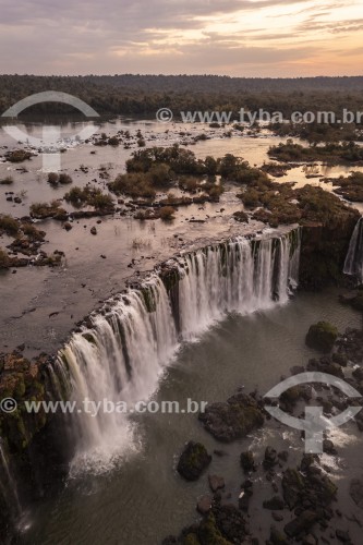 Foto feita com drone de cachoeiras no Parque Nacional do Iguaçu - Fronteira entre Brasil e Argentina - Foz do Iguaçu - Paraná (PR) - Brasil