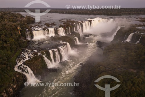 Foto feita com drone de cachoeiras no Parque Nacional do Iguaçu - Fronteira entre Brasil e Argentina - Foz do Iguaçu - Paraná (PR) - Brasil