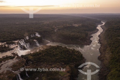 Foto feita com drone de cachoeiras no Parque Nacional do Iguaçu - Fronteira entre Brasil e Argentina - Foz do Iguaçu - Paraná (PR) - Brasil