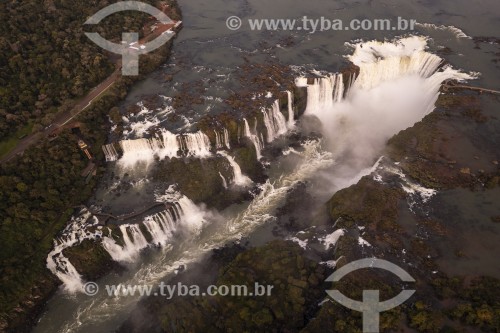 Foto feita com drone de cachoeiras no Parque Nacional do Iguaçu - Fronteira entre Brasil e Argentina - Foz do Iguaçu - Paraná (PR) - Brasil