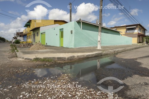 Esgoto doméstico correndo à céu aberto no bairro Nossa Senhora da Apresentação - Natal - Rio Grande do Norte (RN) - Brasil
