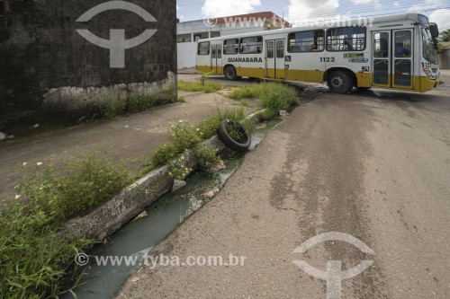 Esgoto doméstico correndo à céu aberto no bairro Nossa Senhora da Apresentação - Natal - Rio Grande do Norte (RN) - Brasil
