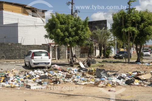 Lixo descartado irregularmente em praça da cidade - Natal - Rio Grande do Norte (RN) - Brasil