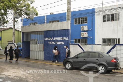 Alunos chegando na Escola Municipal Yayá Paiva no centro da cidade - Nísia Floresta - Rio Grande do Norte (RN) - Brasil