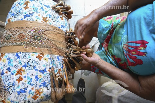 Artesã produzindo renda de bilro no distrito Alcaçuz - Parnamirim - Rio Grande do Norte (RN) - Brasil