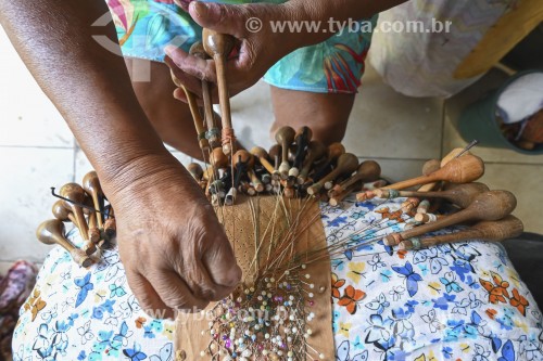 Artesã produzindo renda de bilro no distrito Alcaçuz - Parnamirim - Rio Grande do Norte (RN) - Brasil