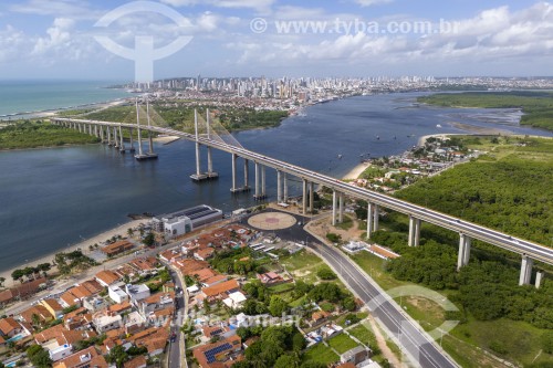 Foto feita com drone da Ponte Newton Navarro ou Ponte de Todos na foz do Rio Potengi com a cidade ao fundo - Natal - Rio Grande do Norte (RN) - Brasil