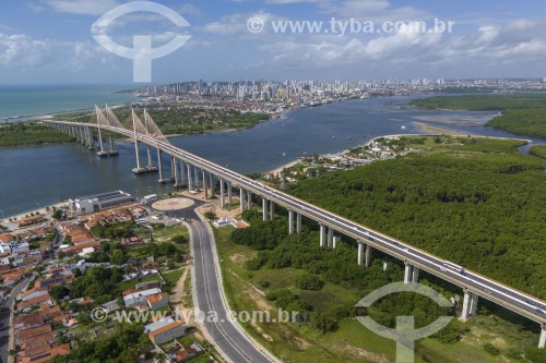 Foto feita com drone da Ponte Newton Navarro ou Ponte de Todos na foz do Rio Potengi com a cidade ao fundo - Natal - Rio Grande do Norte (RN) - Brasil