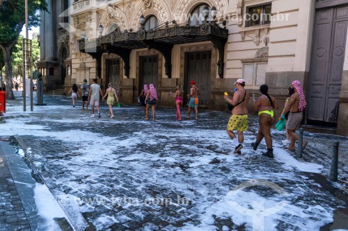 Espuma produzida por garis da Comlurb fazendo a limpeza da Avenida Rio Branco após a passagem de bloco de carnaval de rua - Rio de Janeiro - Rio de Janeiro (RJ) - Brasil