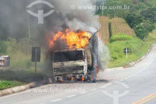 Caminhão pegando fogo na Rodovia BR-040 (Rio-Juiz de Fora) - Santos Dumont - Minas Gerais (MG) - Brasil