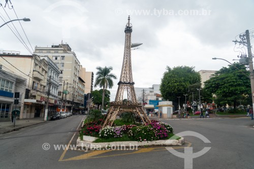 Réplica metálica da Torre Eiffel (2001) com cerca de 6 metros de altura, em homenagem ao centenário do voo com o dirigivel nº6 em torno da Torre Eiffel em 1901, ganhando o Prêmio Deutsch - Santos Dumont - Minas Gerais (MG) - Brasil
