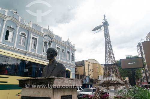 Busto de Santos Dumont com Réplica metálica da Torre Eiffel (2001) com cerca de 6 metros de altura, em homenagem ao centenário do voo com o dirigivel nº6 em torno da Torre Eiffel em 1901, ganhando o Prêmio Deutsch - Santos Dumont - Minas Gerais (MG) - Brasil