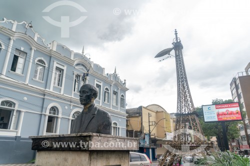Busto de Santos Dumont com Réplica metálica da Torre Eiffel (2001) com cerca de 6 metros de altura, em homenagem ao centenário do voo com o dirigivel nº6 em torno da Torre Eiffel em 1901, ganhando o Prêmio Deutsch - Santos Dumont - Minas Gerais (MG) - Brasil