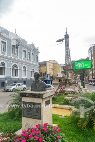 Busto de Santos Dumont com Réplica metálica da Torre Eiffel (2001) com cerca de 6 metros de altura, em homenagem ao centenário do voo com o dirigivel nº6 em torno da Torre Eiffel em 1901, ganhando o Prêmio Deutsch - Santos Dumont - Minas Gerais (MG) - Brasil
