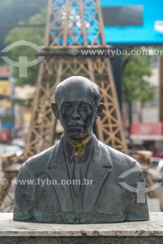 Busto de Santos Dumont com Réplica metálica da Torre Eiffel (2001) com cerca de 6 metros de altura, em homenagem ao centenário do voo com o dirigivel nº6 em torno da Torre Eiffel em 1901, ganhando o Prêmio Deutsch - Santos Dumont - Minas Gerais (MG) - Brasil