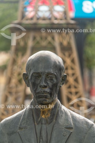 Busto de Santos Dumont com Réplica metálica da Torre Eiffel (2001) com cerca de 6 metros de altura, em homenagem ao centenário do voo com o dirigivel nº6 em torno da Torre Eiffel em 1901, ganhando o Prêmio Deutsch - Santos Dumont - Minas Gerais (MG) - Brasil