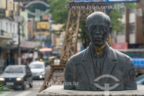Busto de Santos Dumont com Réplica metálica da Torre Eiffel (2001) com cerca de 6 metros de altura, em homenagem ao centenário do voo com o dirigivel nº6 em torno da Torre Eiffel em 1901, ganhando o Prêmio Deutsch - Santos Dumont - Minas Gerais (MG) - Brasil