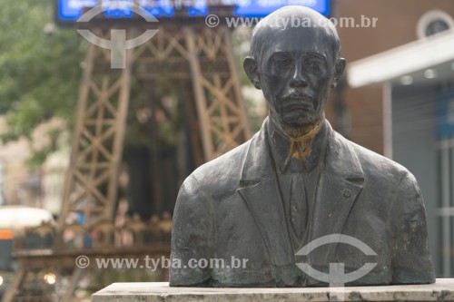 Busto de Santos Dumont com Réplica metálica da Torre Eiffel (2001) com cerca de 6 metros de altura, em homenagem ao centenário do voo com o dirigivel nº6 em torno da Torre Eiffel em 1901, ganhando o Prêmio Deutsch - Santos Dumont - Minas Gerais (MG) - Brasil