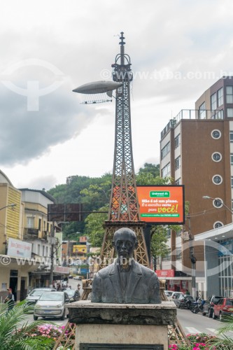 Busto de Santos Dumont com Réplica metálica da Torre Eiffel (2001) com cerca de 6 metros de altura, em homenagem ao centenário do voo com o dirigivel nº6 em torno da Torre Eiffel em 1901, ganhando o Prêmio Deutsch - Santos Dumont - Minas Gerais (MG) - Brasil