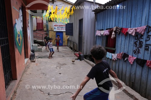 Casas de palafita com decoração para a Copa do Mundo 2026 - Manaus - Amazonas (AM) - Brasil