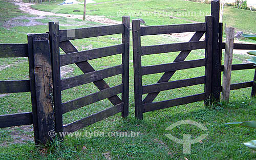  Landscape - entrance of a farm ; farm gate 