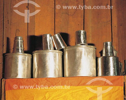  Metal pots 