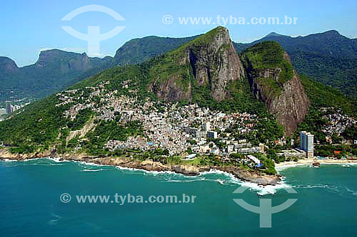  Aerial view of Vidigal slum, Sheraton Hotel and Two Brothers Mountain (Morro Dois Irmãos) - Rio de Janeiro city - Rio de Janeiro state - Brazil - November 2006 