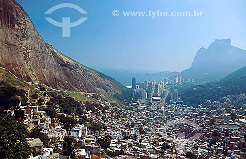 Rocinha slum (favela) with Gavea Stone in the background  - Sao Conrado - Rio de Janeiro city - Rio de Janeiro state - Brazil 