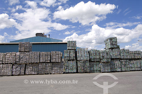  Subject: Stored aluminium cans for recycling - Novelis / Place: Pindamonhangaba city - Sao Paulo state (SP) - Brazil / Date: 2007 