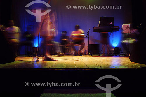 Live music show 