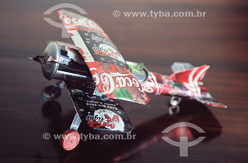  Craftwork - Airplane made with Coca-Cola cans  - Brazil