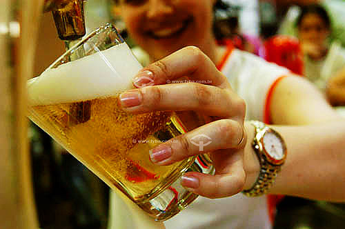  Woman holding a glass of beer - Municipal Market of Sao Paulo city - Sao Paulo state - Brazil - 01-25-2004 