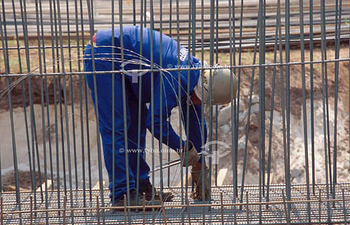  Worker on Rodovia dos Imigrantes (Immigrants Highway) - Sao Vicente - Sao Paulo state - Brazil 