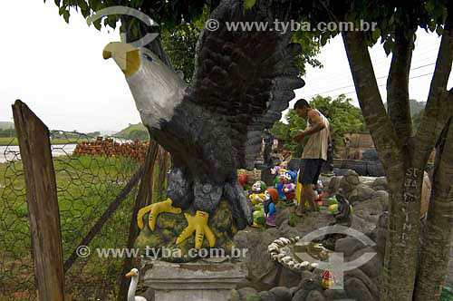  statuette business - eagle and others - Itaboraí city - Rio de Janeiro state - Brazil - january, 2007  