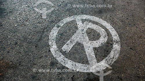   Sign of no parking permited 