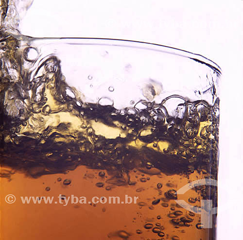  Beverage - Splash: detail of container with liquid bubbling 