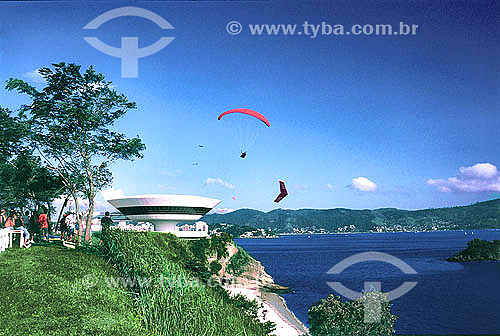  Hang gliding and paragliding in Niteroi city, with the MAC (Museum of Contemporary Art of Niteroi city)* in the background - Rio de Janeiro state - Brazil  * Project by the architect Oscar Niemeyer, the MAC was constructed at the Mirante da Boa Viag 