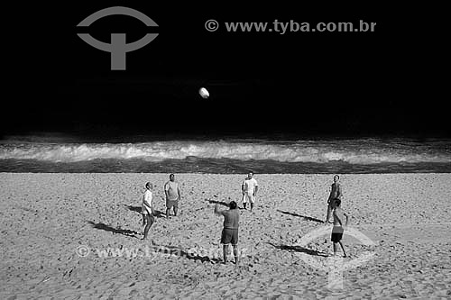  Men playing volleyball at Ipanema Beach - Rio de Janeiro city - Rio de Janeiro state - Brazil 