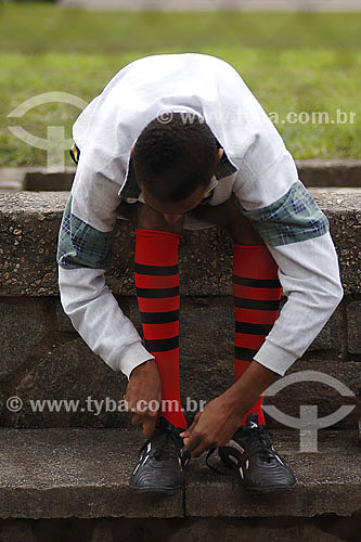  Soccer - Athlete preparing himself 