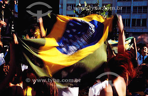  Soccer fans holding national flag at Copacabana during the end match (Brazil x Germany) of the World Cup 2002 - Rio de Janeiro city - Rio de Janeiro state - Brazil - 30.06.2002 