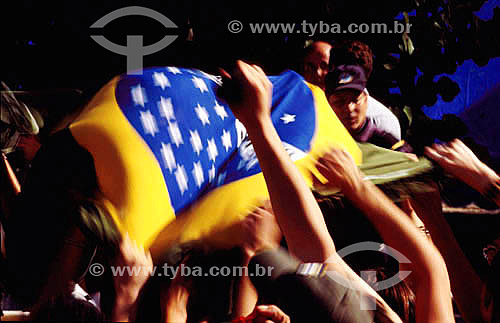  Soccer fans holding national flag at Copacabana neighborhood during the end match (Brazil x Germany) of the World Cup 2002 - Rio de Janeiro city - Rio de Janeiro state - Brazil - 30.06.2002 