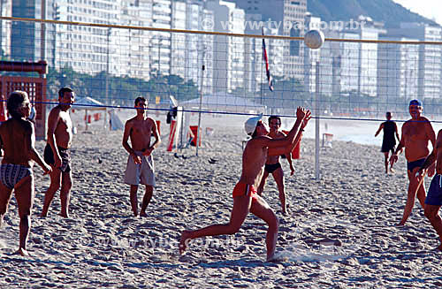  Sport - men playing volleyball on Copacabana Beach - Rio de Janeiro city - Rio de Janeiro state - Brazil 