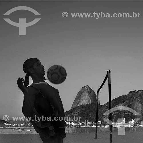  Silhouette of man playing football at the Botafogo Beach with the Sugar Loaf Mountain* in the background - Rio de Janeiro city - Rio de Janeiro state - Brazil  * Commonly called Sugar Loaf Mountain, the entire rock formation also includes Urca Mount 