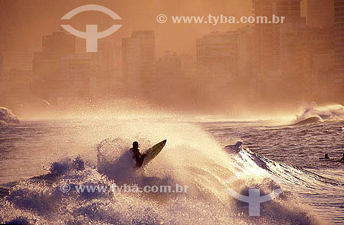  Surf - Surfer in a wave at Ipanema beach - Rio de Janeiro city south zone - Rio de Janeiro state - Brazil 