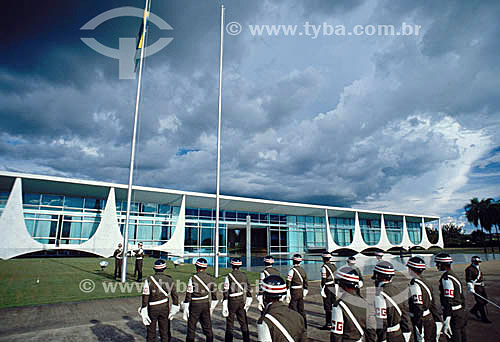  Alvorada´s Palace (project of Oscar Niemeyer) with soldiers raising the Brazilian Flag - Brasilia city* - Federal District - Brazil  *The city of Brasilia is World Patrimony for UNESCO since 12-11-1987. 