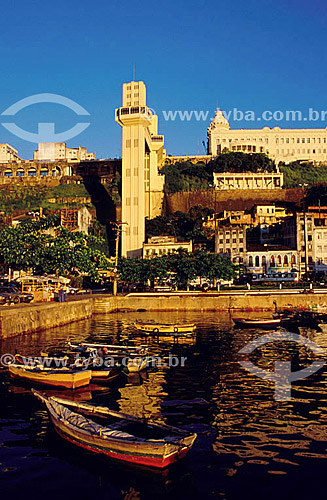 View of the historical center of  Salvador with boats in the foreground and the Elevador Lacerda (Lacerda Elevator) in the background - Cidade Baixa (Low City) - Salvador (*) city - Bahia state - Brazil  (*) The city is a UNESCO World Heritage Site  
