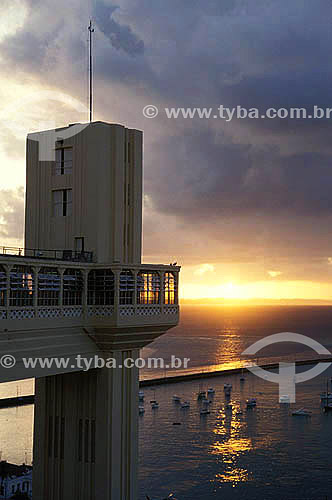  Lacerda Elevator at sunset and boats on Baía de Todos os Santos (All Saints Bay) in the background - Salvador city* - Bahia state - Brazil  *The city is a UNESCO World Heritage Site since 06-12-1985. 