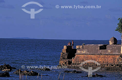 Two persons at fort ruins - Morro de Sao Paulo city - Bahia state coast - Brazil - 1999  - Cairu city - Bahia state (BA) - Brazil