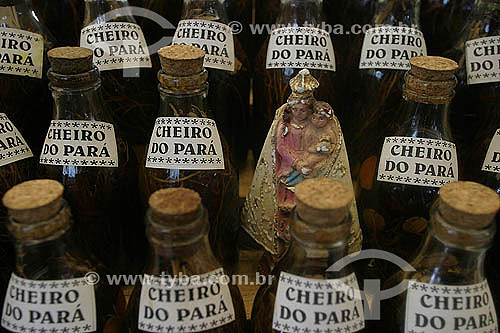  Cheiro do Para perfum, made of aromatic herbs of Amazon Rain Forest - Ver-o-Peso Market - Belem city - Para state - Brazil - 2004 