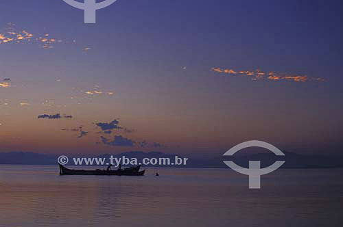  Men on a boat at sunset - Superagui National Park - Parana state - Brazil - May 2001 